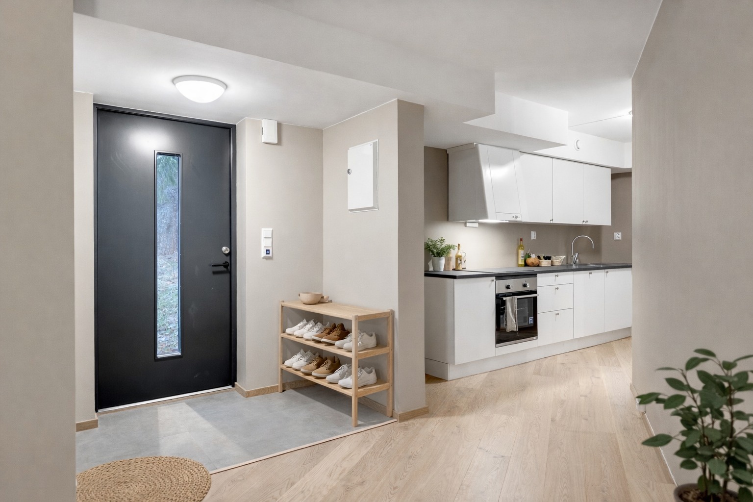 Innbydende entré med plass til skohylle og oppheng for yttertøy. Her får du et praktisk førsteinntrykk av boligen med gode oppbevaringsmuligheter.